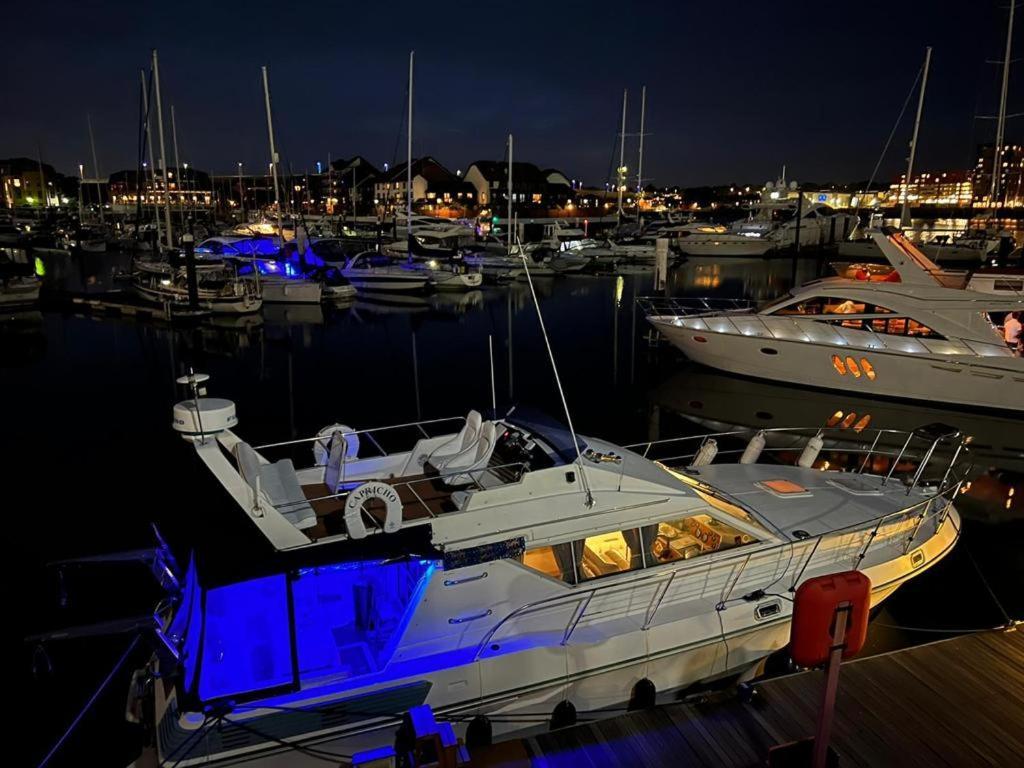 Luxury 40 Foot Yacht On 5 Star Ocean Village Marina Southampton - Minutes Away From City Centre And Cruise Terminals - Free Parking Included Extérieur photo