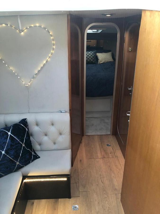 Luxury 40 Foot Yacht On 5 Star Ocean Village Marina Southampton - Minutes Away From City Centre And Cruise Terminals - Free Parking Included Extérieur photo