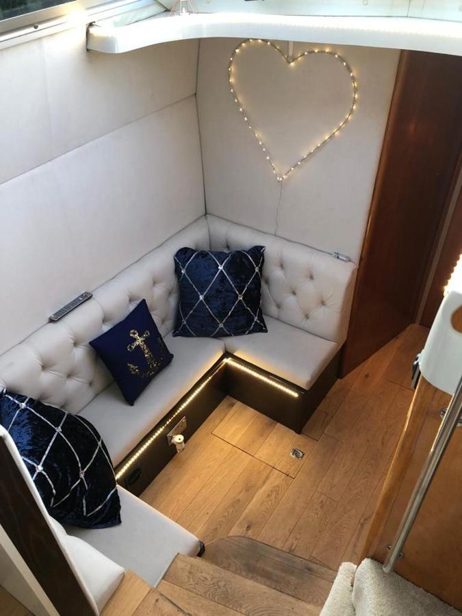 Luxury 40 Foot Yacht On 5 Star Ocean Village Marina Southampton - Minutes Away From City Centre And Cruise Terminals - Free Parking Included Extérieur photo