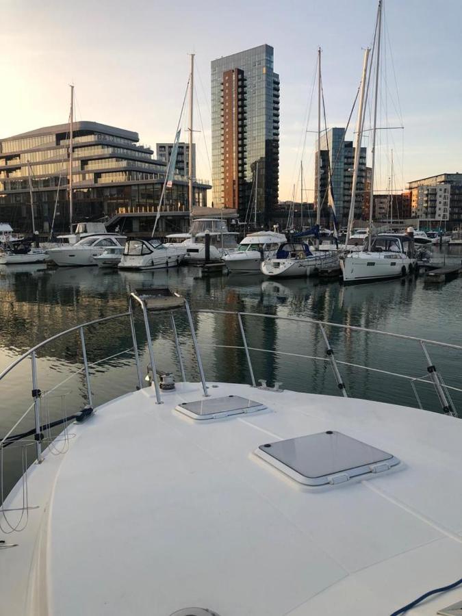 Luxury 40 Foot Yacht On 5 Star Ocean Village Marina Southampton - Minutes Away From City Centre And Cruise Terminals - Free Parking Included Extérieur photo