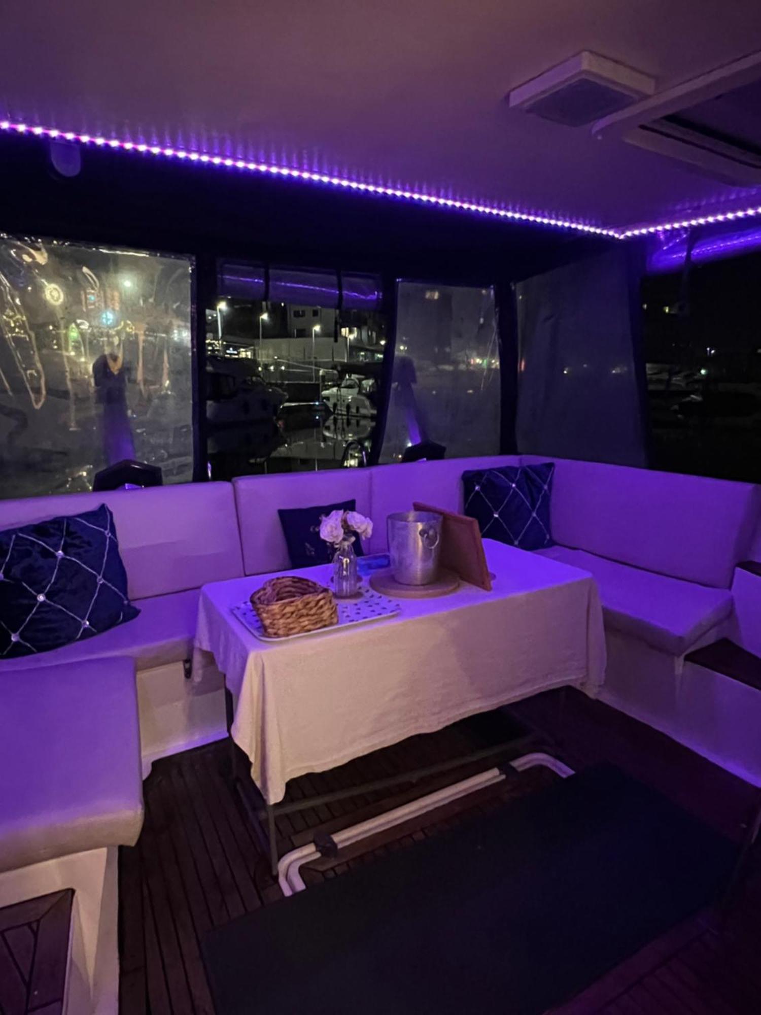 Luxury 40 Foot Yacht On 5 Star Ocean Village Marina Southampton - Minutes Away From City Centre And Cruise Terminals - Free Parking Included Extérieur photo