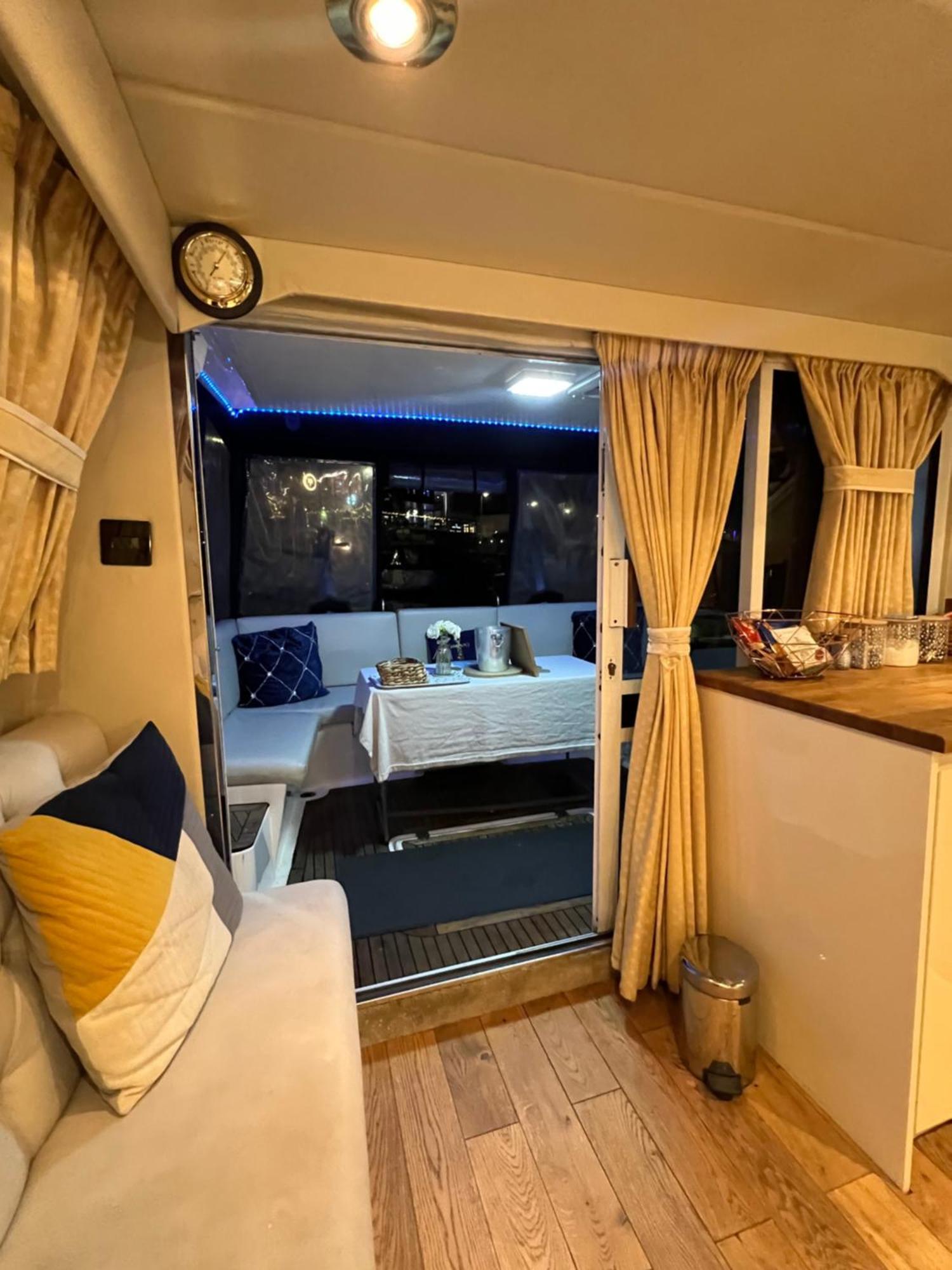 Luxury 40 Foot Yacht On 5 Star Ocean Village Marina Southampton - Minutes Away From City Centre And Cruise Terminals - Free Parking Included Extérieur photo
