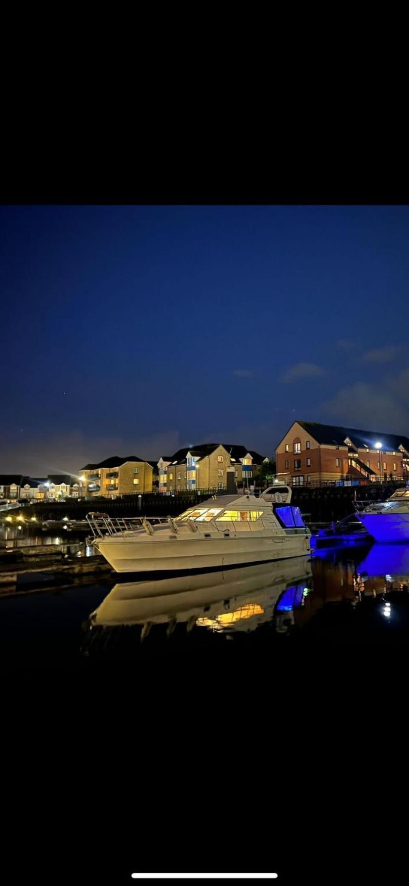 Luxury 40 Foot Yacht On 5 Star Ocean Village Marina Southampton - Minutes Away From City Centre And Cruise Terminals - Free Parking Included Extérieur photo