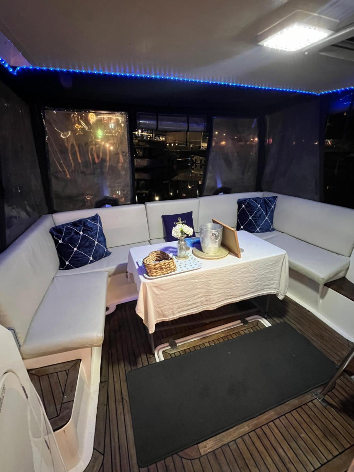 Luxury 40 Foot Yacht On 5 Star Ocean Village Marina Southampton - Minutes Away From City Centre And Cruise Terminals - Free Parking Included Extérieur photo