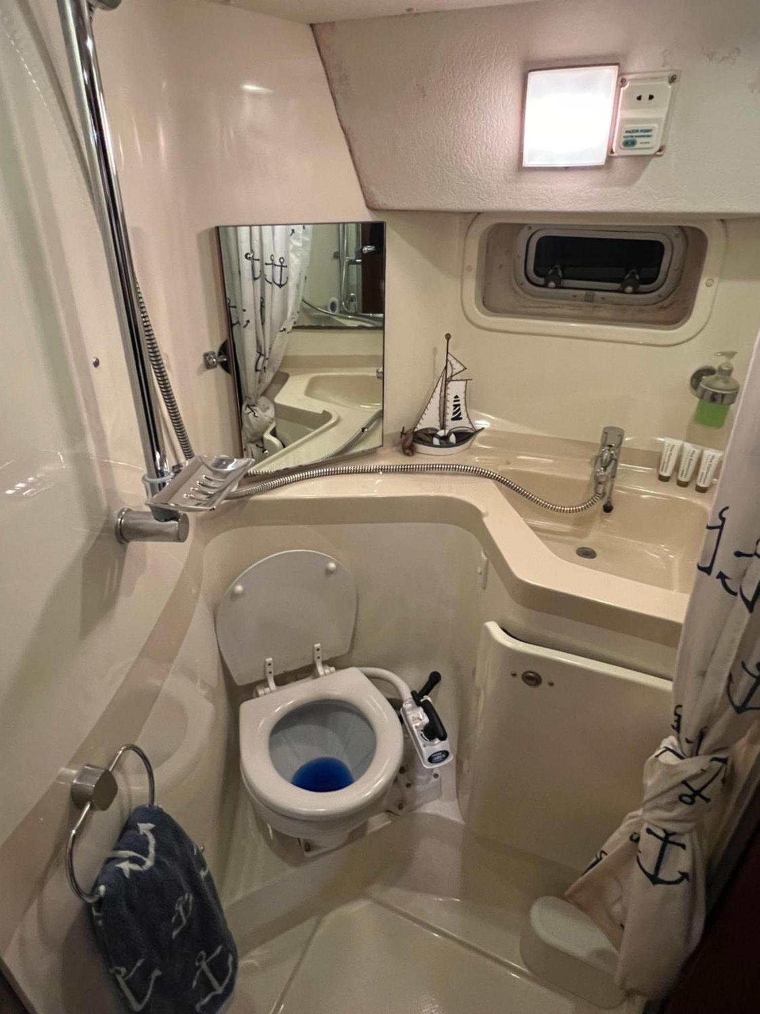 Luxury 40 Foot Yacht On 5 Star Ocean Village Marina Southampton - Minutes Away From City Centre And Cruise Terminals - Free Parking Included Extérieur photo