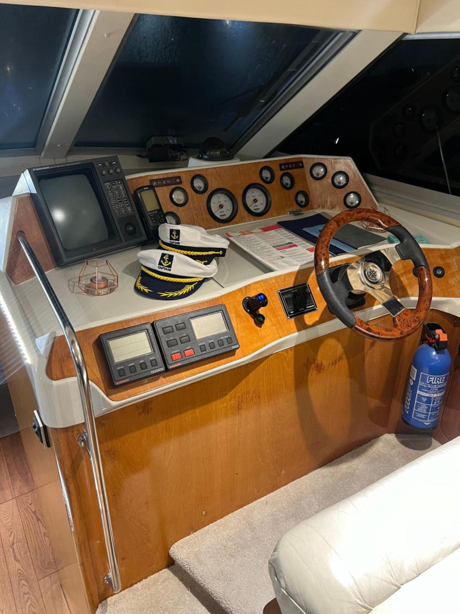 Luxury 40 Foot Yacht On 5 Star Ocean Village Marina Southampton - Minutes Away From City Centre And Cruise Terminals - Free Parking Included Extérieur photo