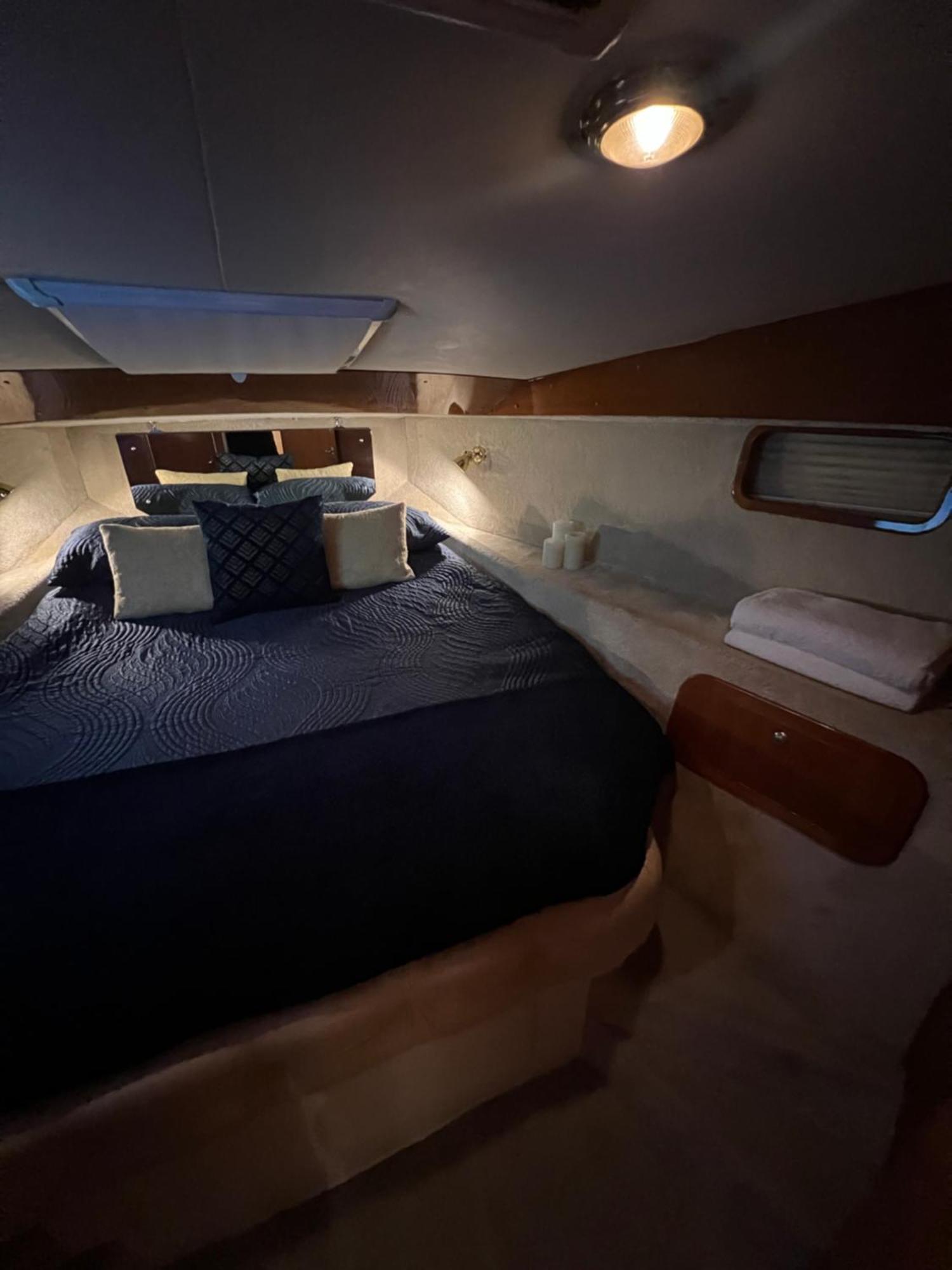 Luxury 40 Foot Yacht On 5 Star Ocean Village Marina Southampton - Minutes Away From City Centre And Cruise Terminals - Free Parking Included Extérieur photo