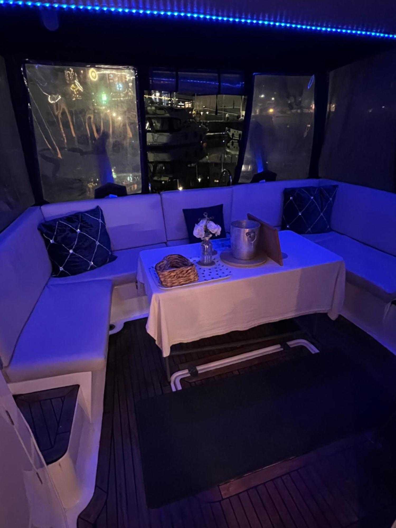 Luxury 40 Foot Yacht On 5 Star Ocean Village Marina Southampton - Minutes Away From City Centre And Cruise Terminals - Free Parking Included Extérieur photo