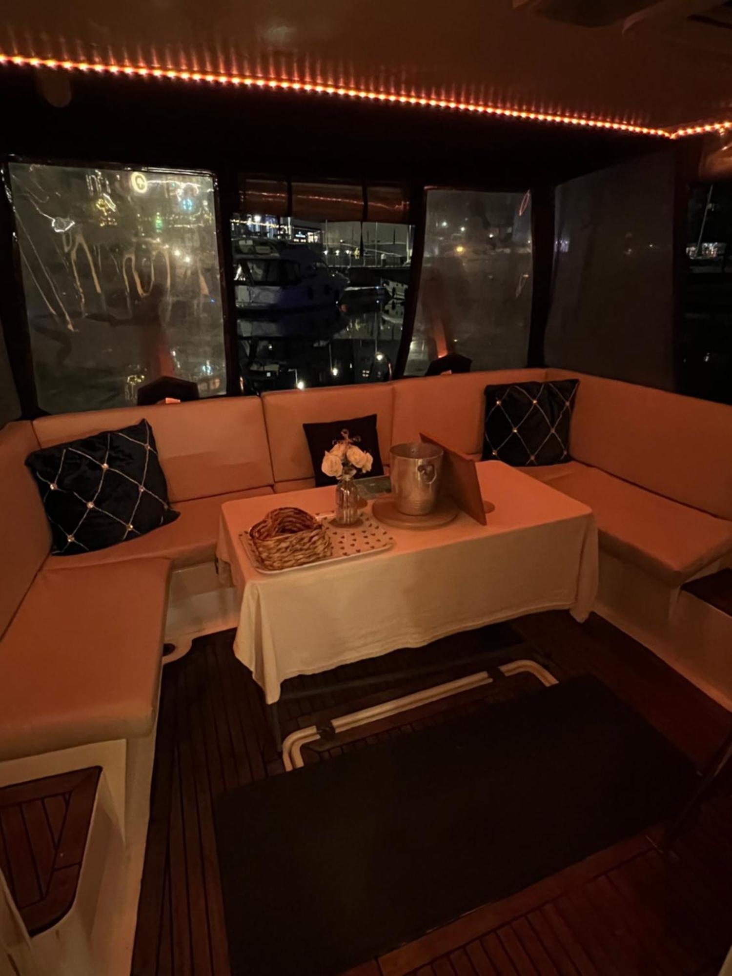 Luxury 40 Foot Yacht On 5 Star Ocean Village Marina Southampton - Minutes Away From City Centre And Cruise Terminals - Free Parking Included Extérieur photo