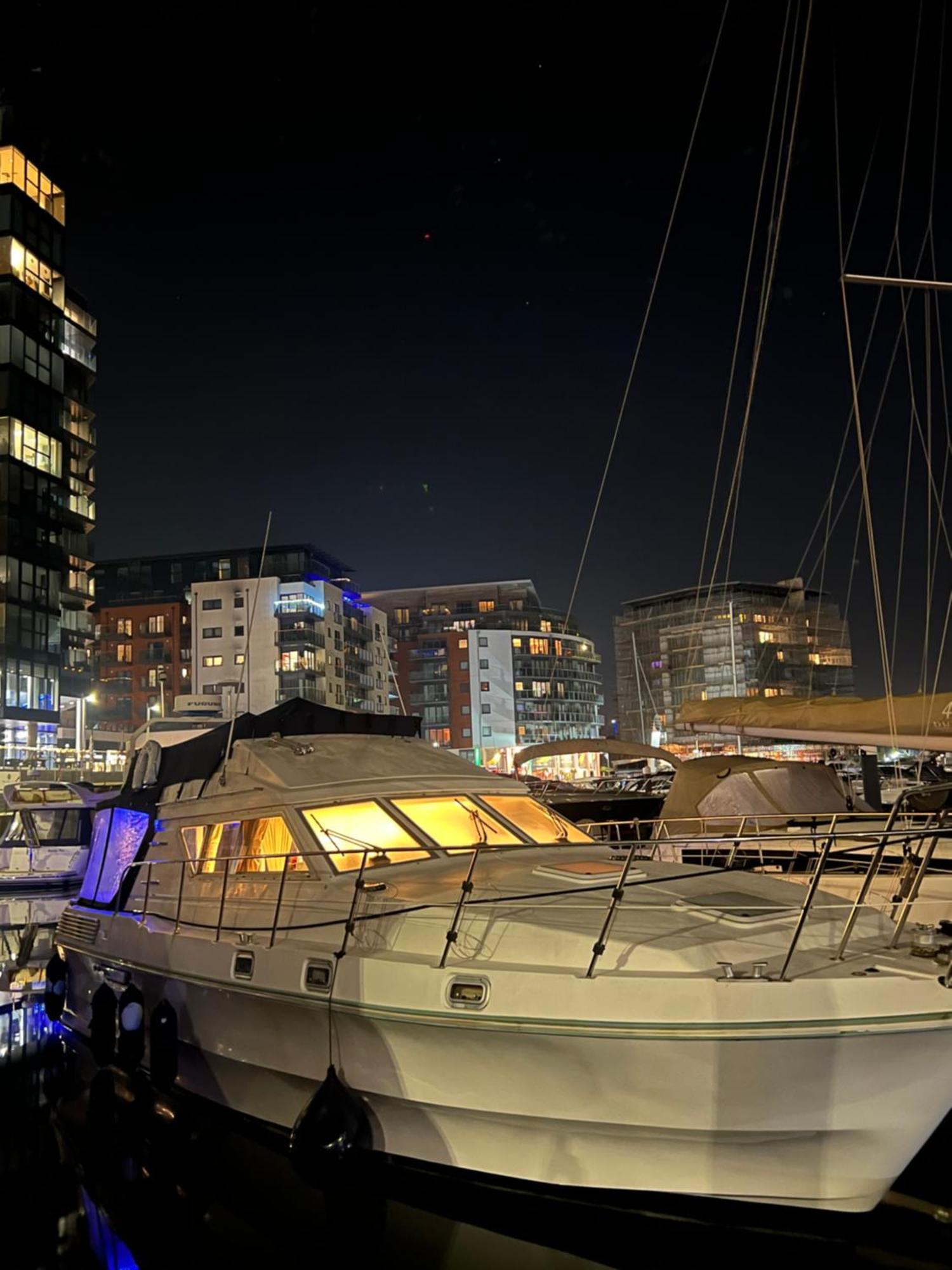Luxury 40 Foot Yacht On 5 Star Ocean Village Marina Southampton - Minutes Away From City Centre And Cruise Terminals - Free Parking Included Extérieur photo